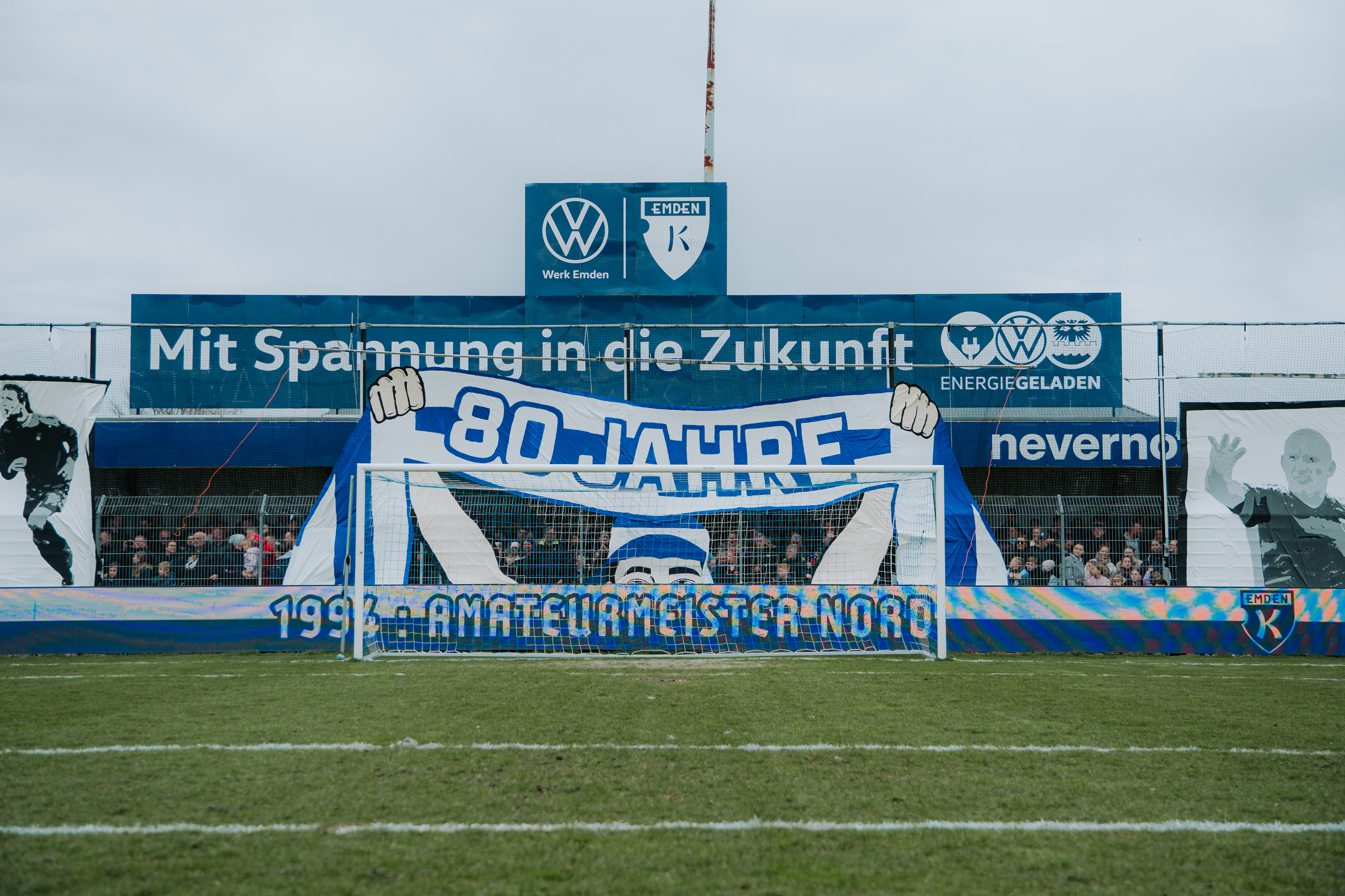 Choreo: 80 Jahre – Kurvenbanner mit historischen Vereinsmotiven